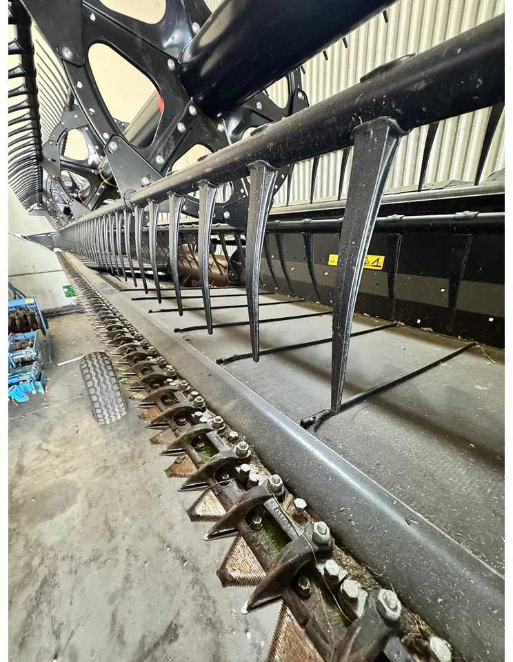 MACDON DRAPER HEADER D125 - Moissonneuse-batteuse: photos 4 MACDON DRAPER HEADER D125 - Moissonneuse-batteuse: photos 4