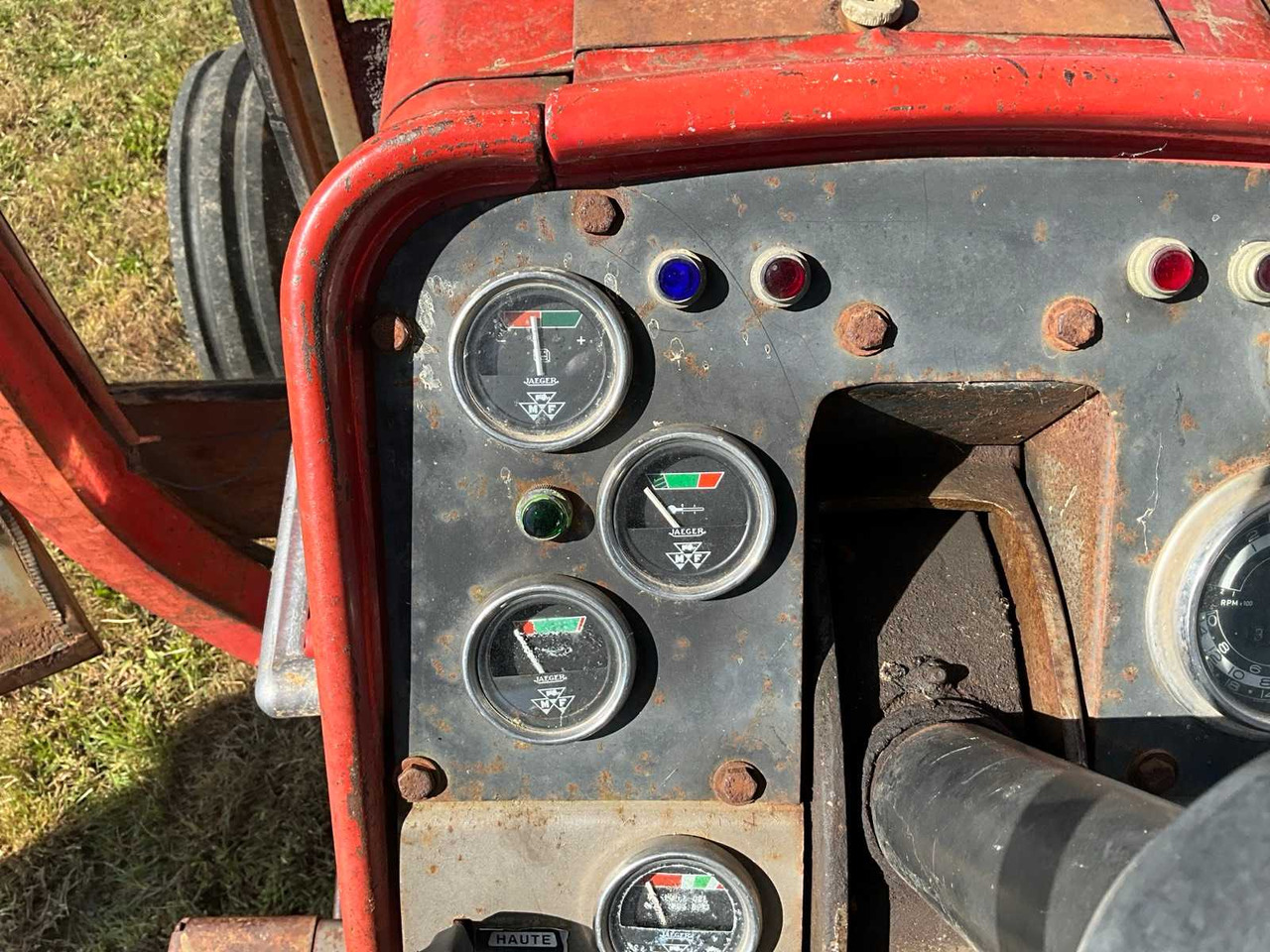 Tracteur agricole Massey Ferguson 1080: photos 13 Tracteur agricole Massey Ferguson 1080: photos 13