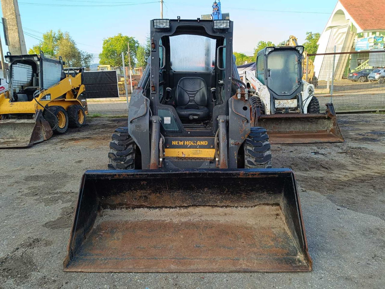 NEW HOLLAND - L225 - COMPACT LOADER - 2012 - Chargeuse compacte sur chenilles: photos 4 NEW HOLLAND - L225 - COMPACT LOADER - 2012 - Chargeuse compacte sur chenilles: photos 4