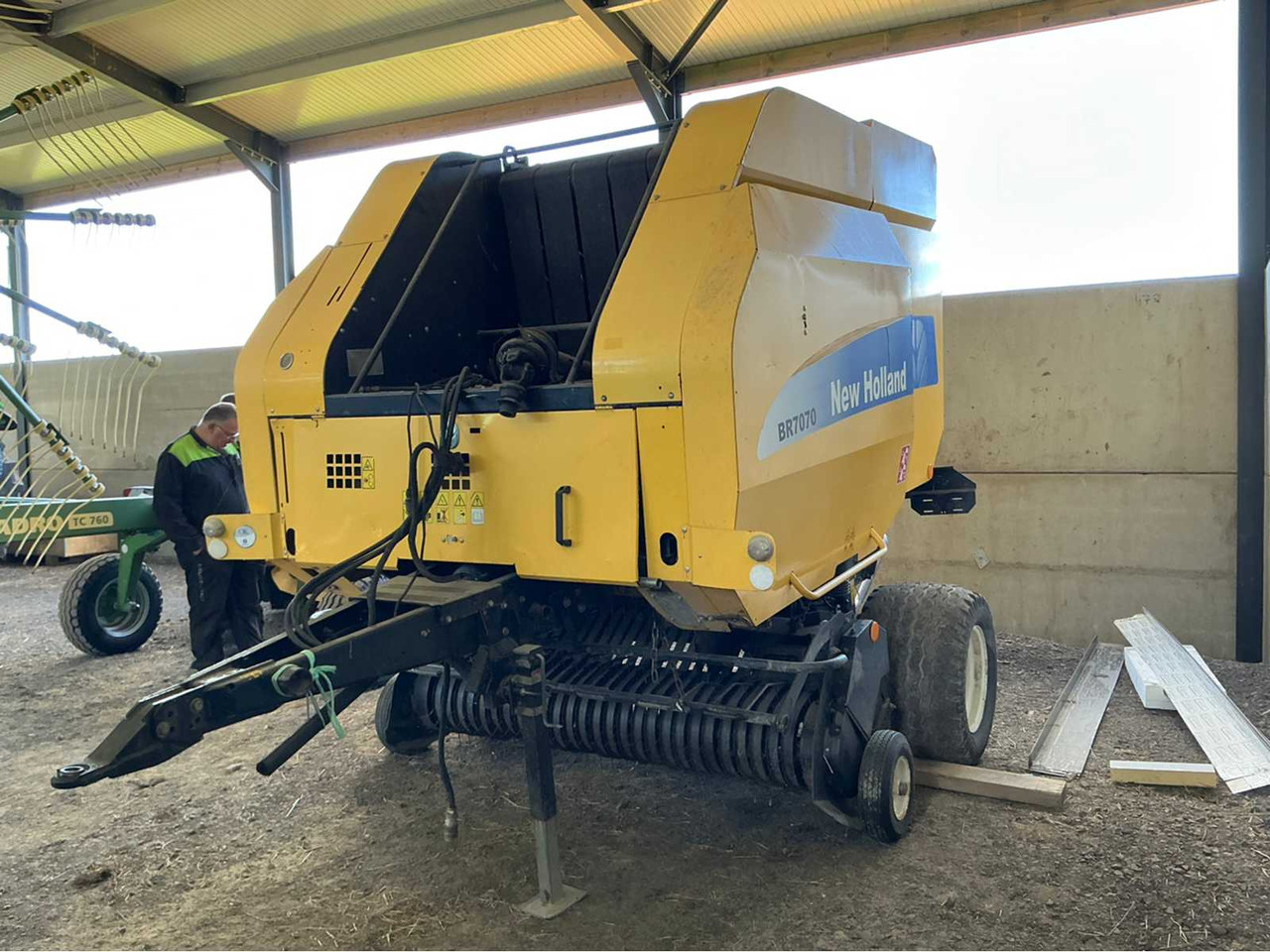 New Holland BR7070 - Presse à balles rondes: photos 1 New Holland BR7070 - Presse à balles rondes: photos 1