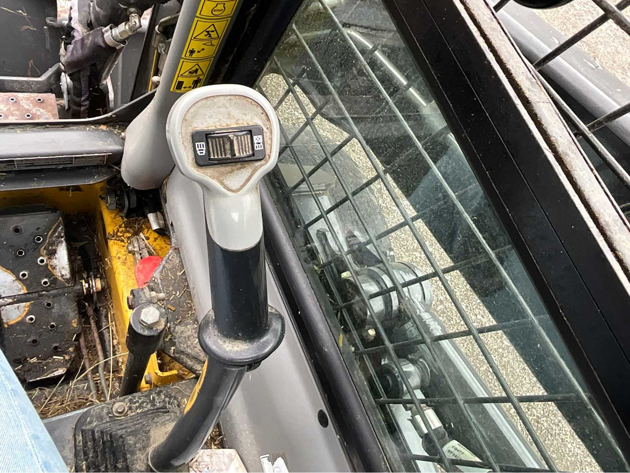 Mini chargeuse New Holland L218 LOADER: photos 25