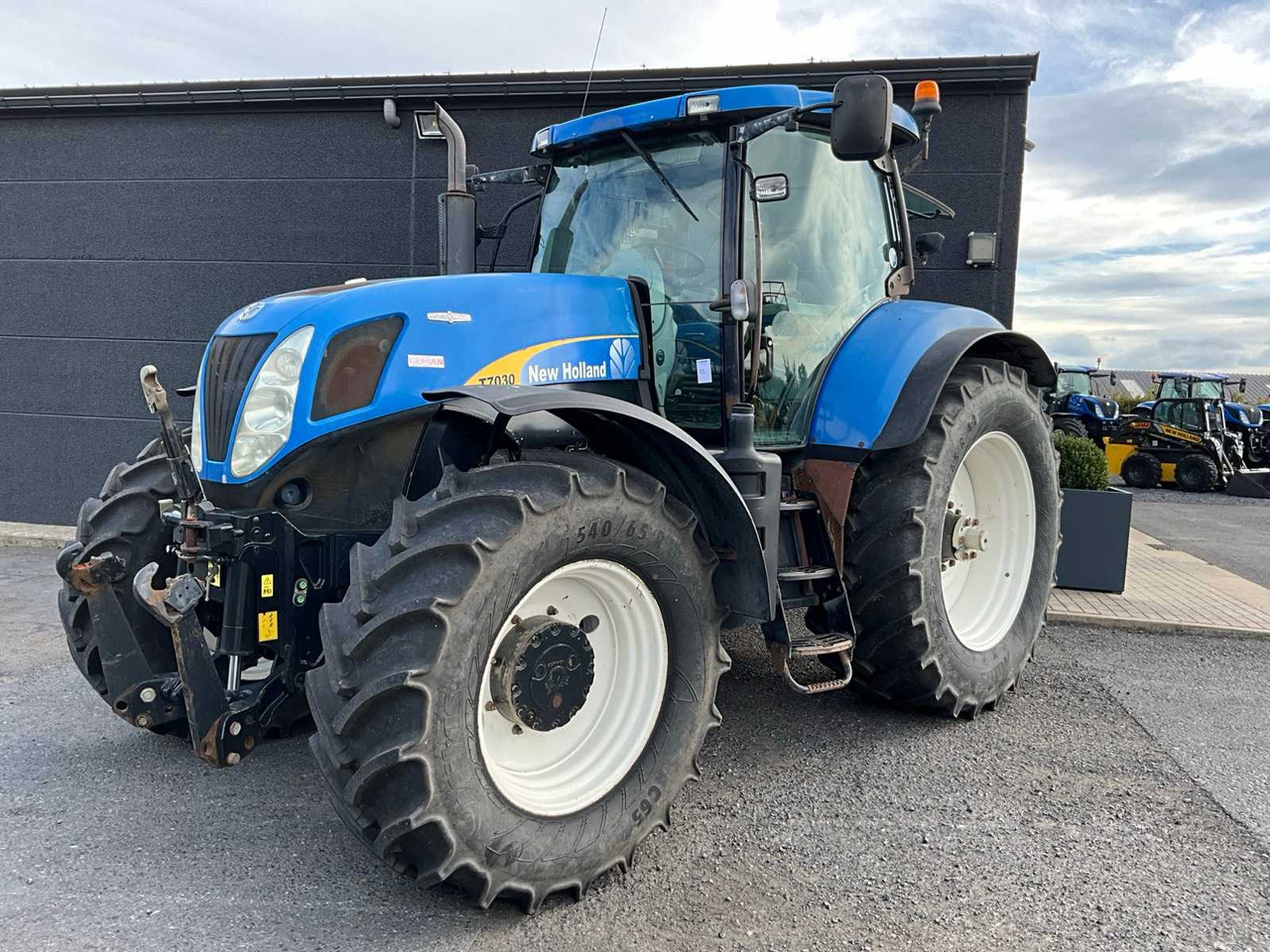 New Holland T7030 - Tracteur agricole: photos 1 New Holland T7030 - Tracteur agricole: photos 1
