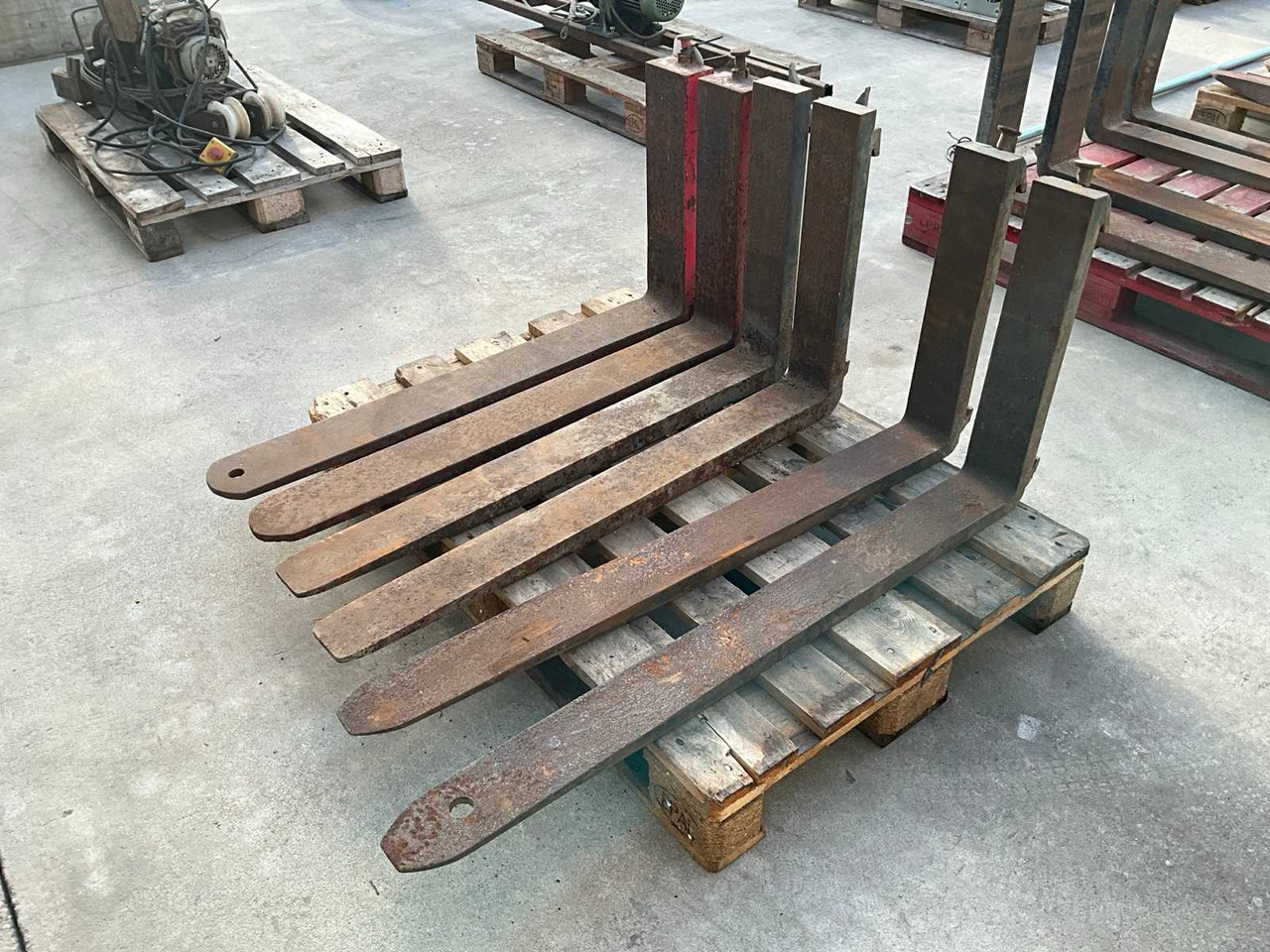 SET OF FORKLIFT FORKS (3X) - Chariot élévateur: photos 1 SET OF FORKLIFT FORKS (3X) - Chariot élévateur: photos 1