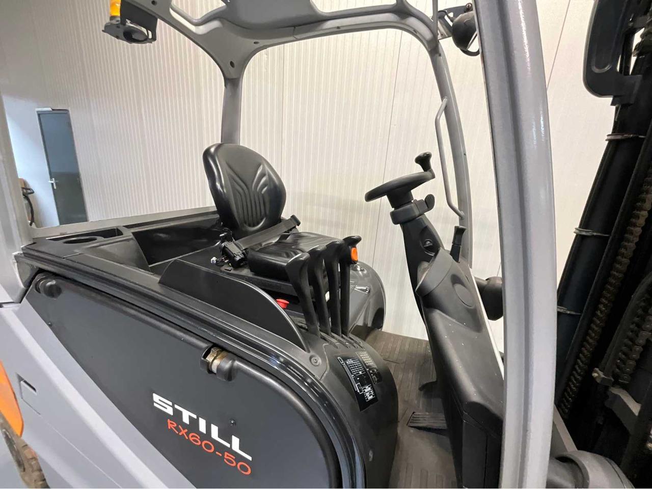 Chariot élévateur STILL 5000KG- RX60-50 - FORKLIFT TRIPLEX - FORK POSITIONER - SIDESHIFT - FREELIFT - BATTERY 2015 WITH ONLY 1121 HOURS: photos 15 Chariot élévateur STILL 5000KG- RX60-50 - FORKLIFT TRIPLEX - FORK POSITIONER - SIDESHIFT - FREELIFT - BATTERY 2015 WITH ONLY 1121 HOURS: photos 15
