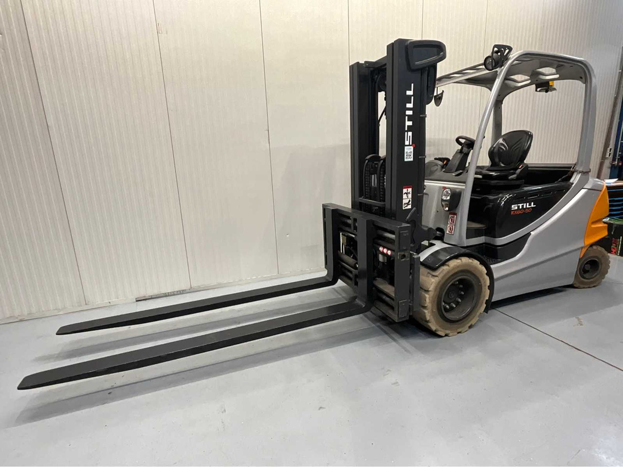 Chariot élévateur STILL 5000KG- RX60-50 - FORKLIFT TRIPLEX - FORK POSITIONER - SIDESHIFT - FREELIFT - BATTERY 2015 WITH ONLY 1121 HOURS: photos 24 Chariot élévateur STILL 5000KG- RX60-50 - FORKLIFT TRIPLEX - FORK POSITIONER - SIDESHIFT - FREELIFT - BATTERY 2015 WITH ONLY 1121 HOURS: photos 24