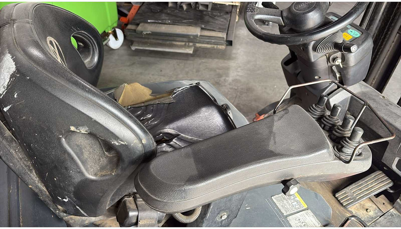 TOYOTA - 2005 - 7FBEF16 - FORKLIFT TRUCK - Chariot élévateur: photos 3 TOYOTA - 2005 - 7FBEF16 - FORKLIFT TRUCK - Chariot élévateur: photos 3