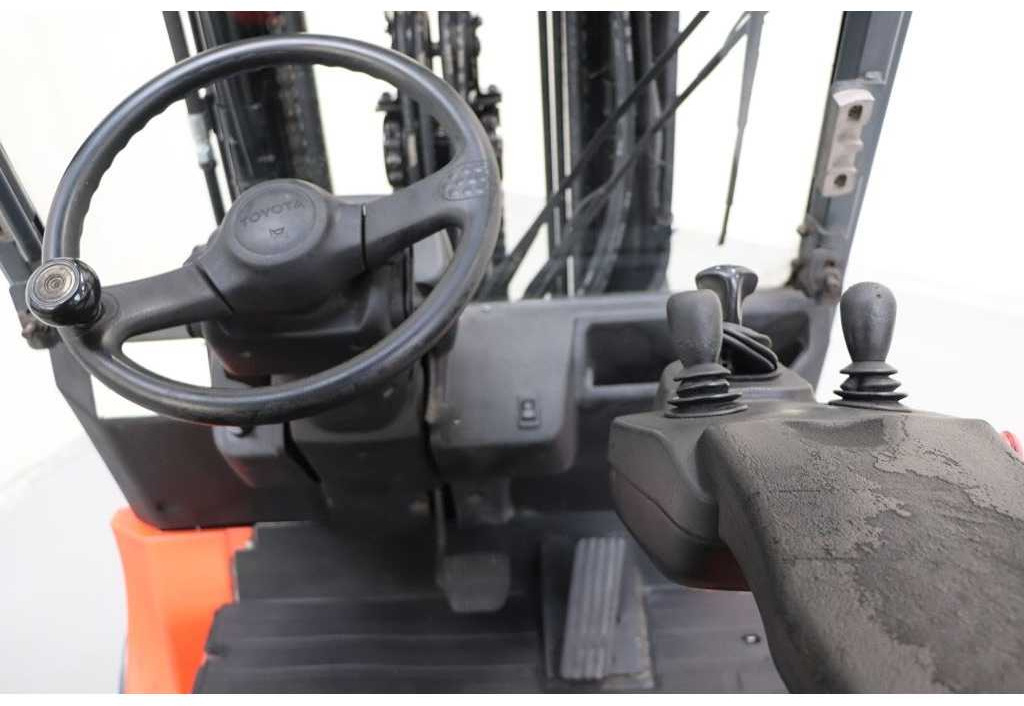 TOYOTA - 2010 - 7FBMF30 - FORKLIFT, TRIPLEX - Chariot élévateur: photos 3 TOYOTA - 2010 - 7FBMF30 - FORKLIFT, TRIPLEX - Chariot élévateur: photos 3