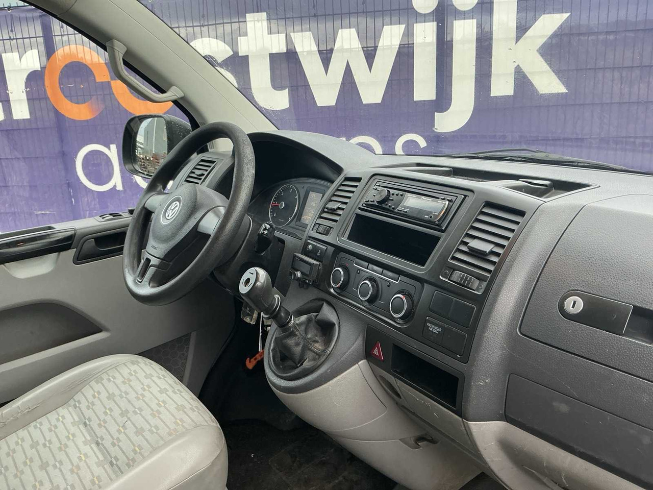 Véhicule utilitaire 2010 - VOLKSWAGEN - TRANSPORTER - 2.0 TDI L2H1 COM. DC - COMMERCIAL VEHICLE: photos 8 Véhicule utilitaire 2010 - VOLKSWAGEN - TRANSPORTER - 2.0 TDI L2H1 COM. DC - COMMERCIAL VEHICLE: photos 8