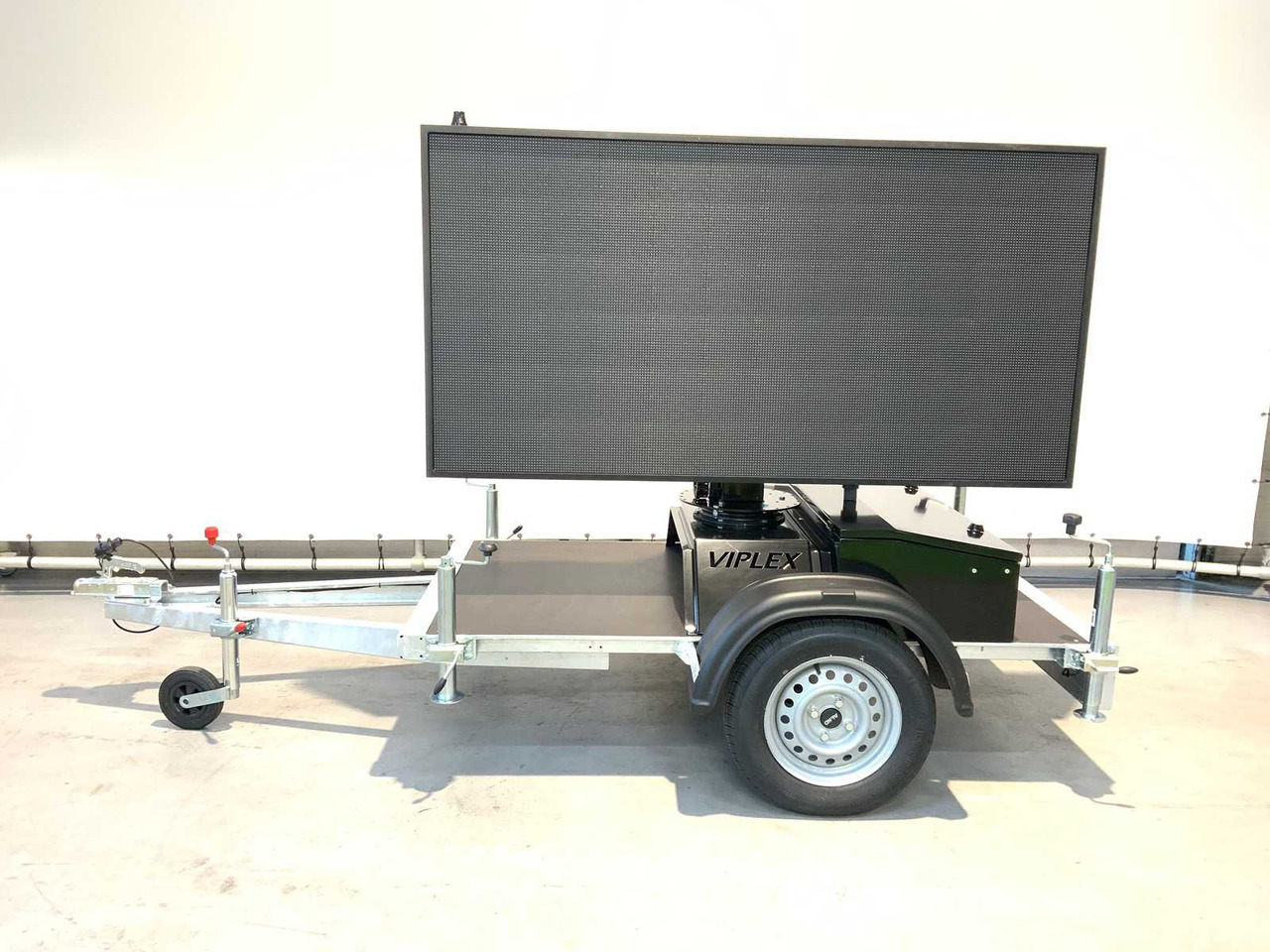 Viplex tekstkar P8 ledscherm op aanhangwagen - Matériel de chantier: photos 2 Viplex tekstkar P8 ledscherm op aanhangwagen - Matériel de chantier: photos 2