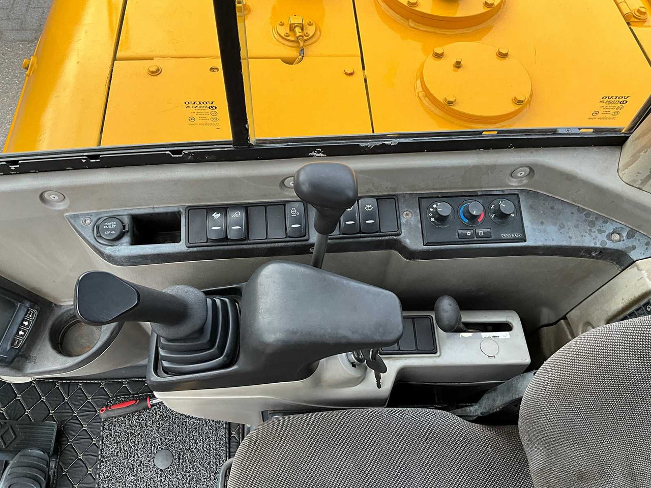 Pelle sur chenille Volvo EC60C: photos 23