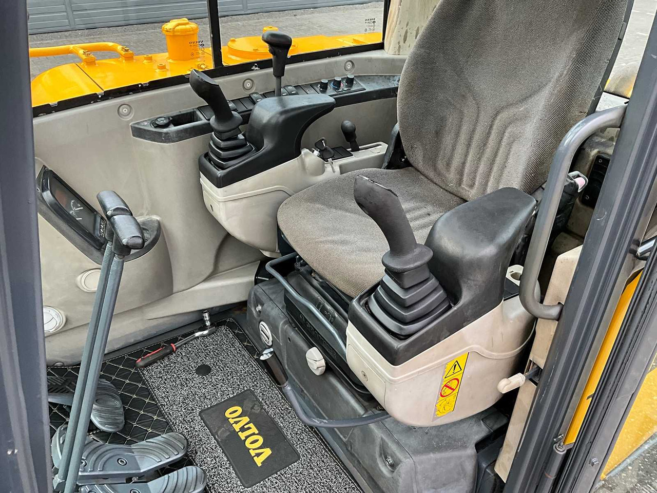 Pelle sur chenille Volvo EC60C: photos 24
