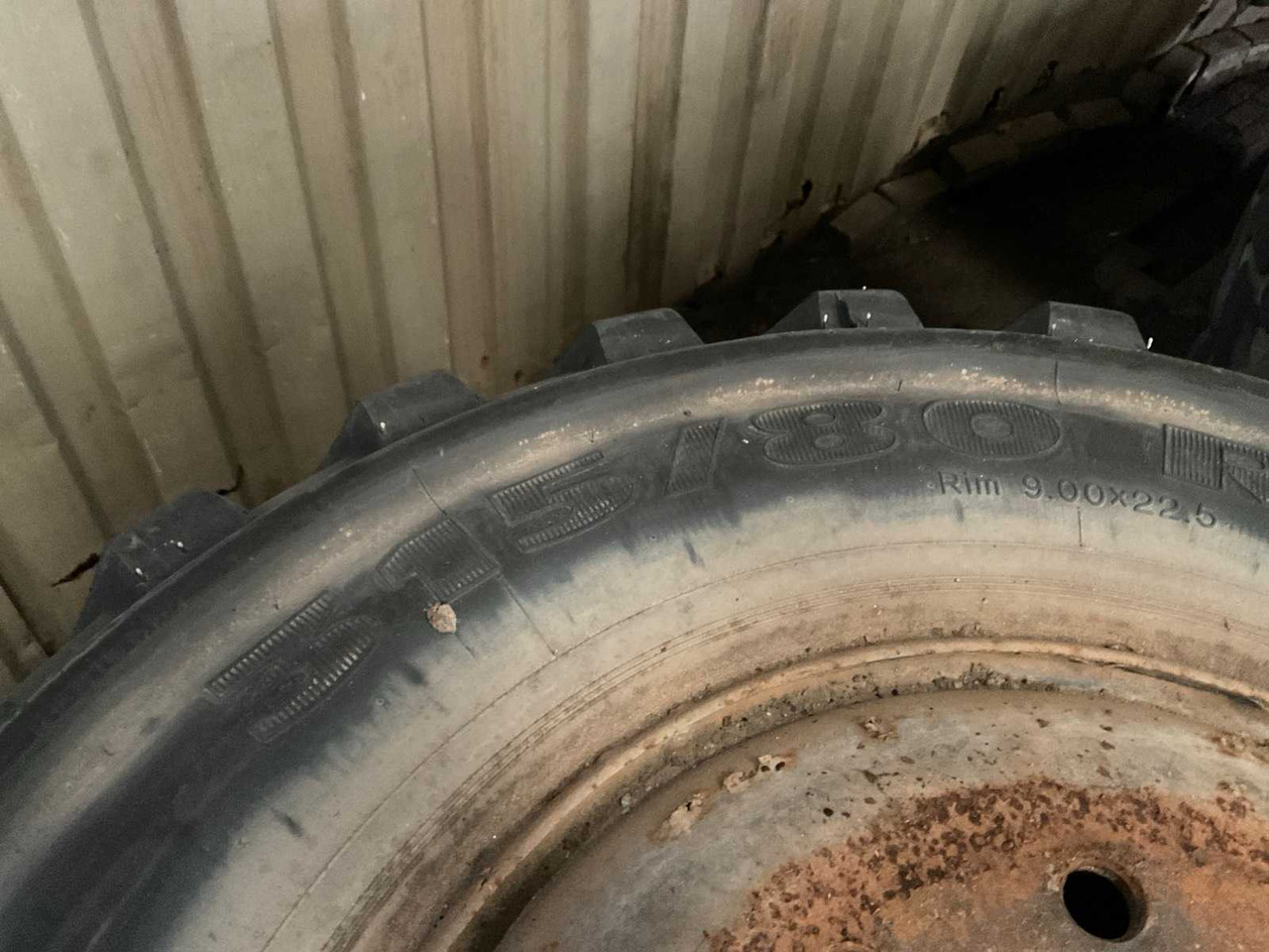 WHEELED EXCAVATOR TIRES (4X) - Pelle sur pneus: photos 3 WHEELED EXCAVATOR TIRES (4X) - Pelle sur pneus: photos 3