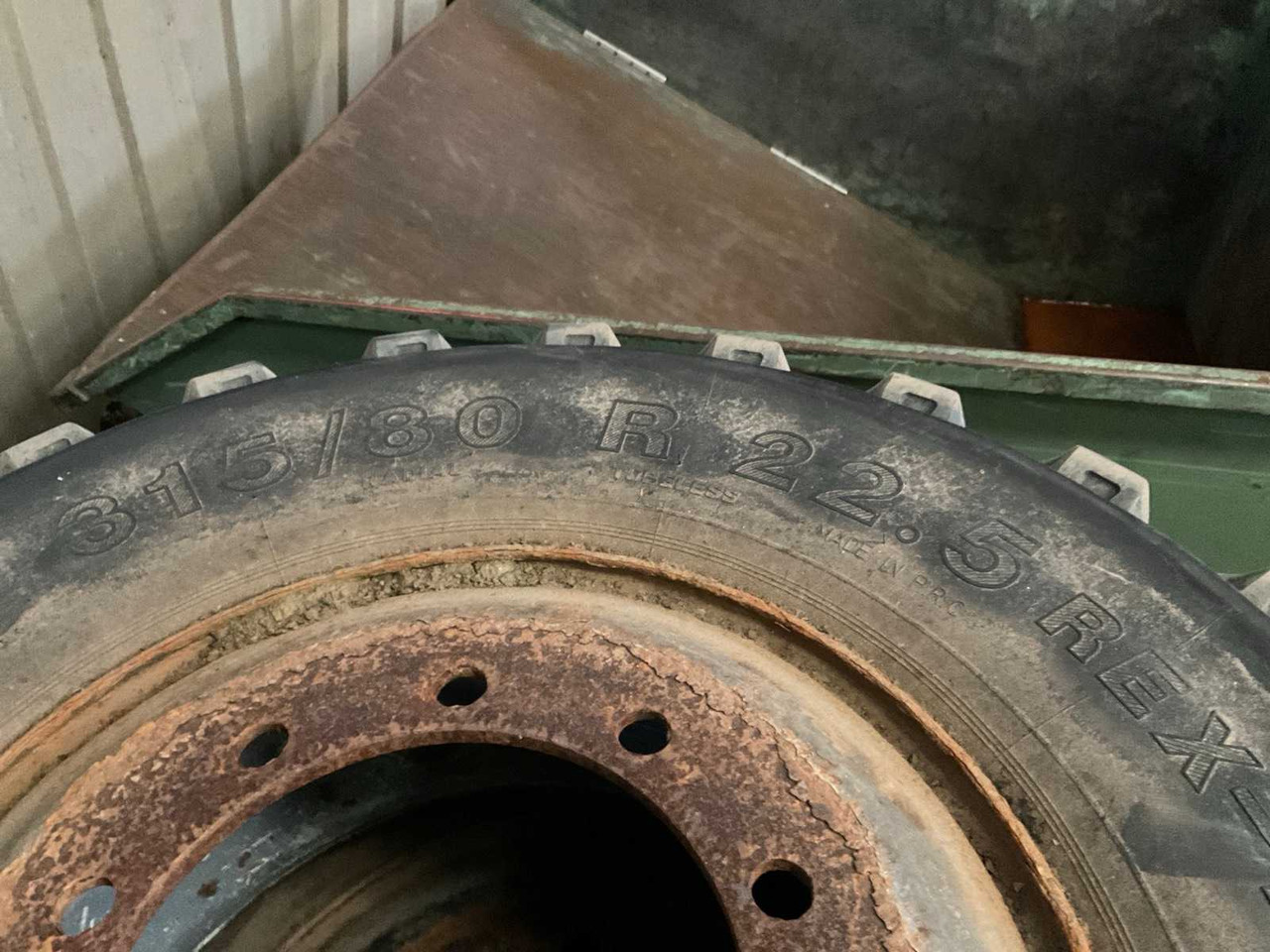 WHEELED EXCAVATOR TIRES (4X) - Pelle sur pneus: photos 3 WHEELED EXCAVATOR TIRES (4X) - Pelle sur pneus: photos 3