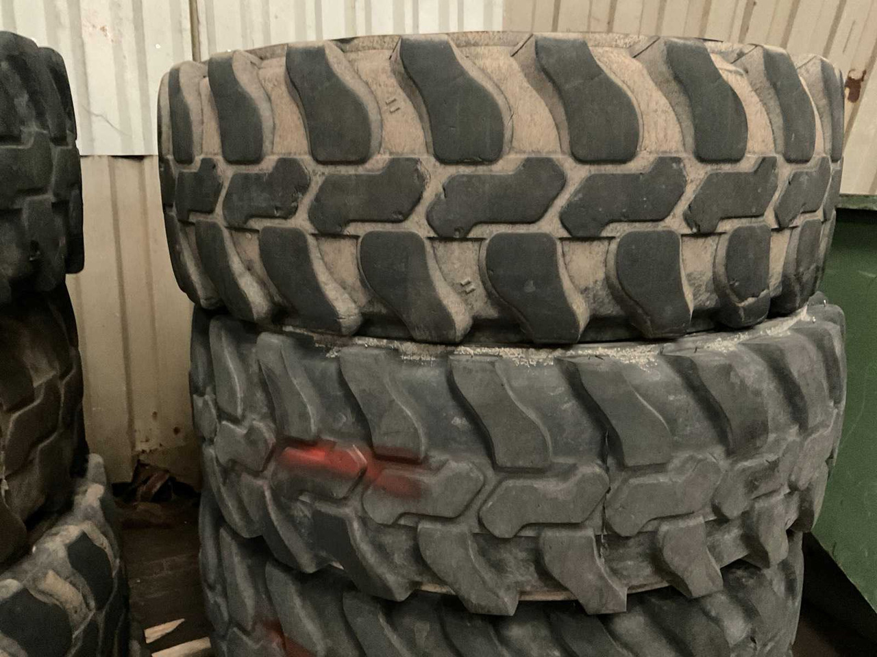 WHEELED EXCAVATOR TIRES (4X) - Pelle sur pneus: photos 5 WHEELED EXCAVATOR TIRES (4X) - Pelle sur pneus: photos 5