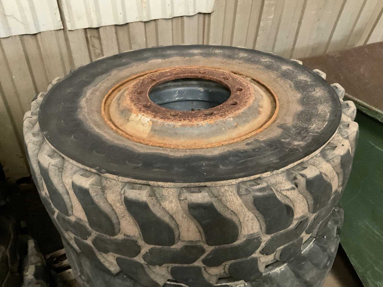WHEELED EXCAVATOR TIRES (4X) - Pelle sur pneus: photos 2 WHEELED EXCAVATOR TIRES (4X) - Pelle sur pneus: photos 2