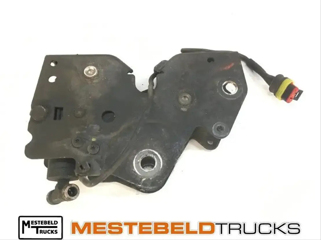 DAF Cabinevergrendeling rechts  - Cabine et intérieur pour Camion: photos 1 DAF Cabinevergrendeling rechts  - Cabine et intérieur pour Camion: photos 1