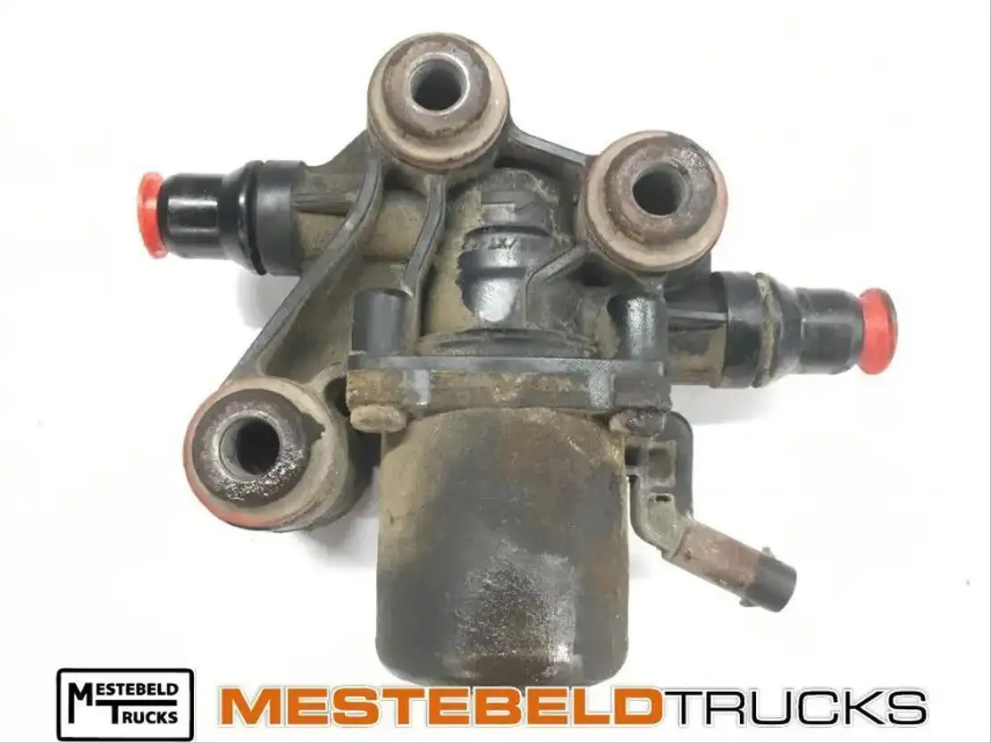 MAN Magneetklep AdBlue TGA - Système d'échappement pour Camion: photos 1 MAN Magneetklep AdBlue TGA - Système d'échappement pour Camion: photos 1
