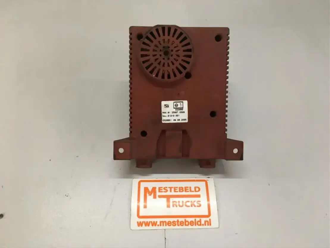 MAN Omvormer 24V 36A - Système électrique pour Camion: photos 1 MAN Omvormer 24V 36A - Système électrique pour Camion: photos 1
