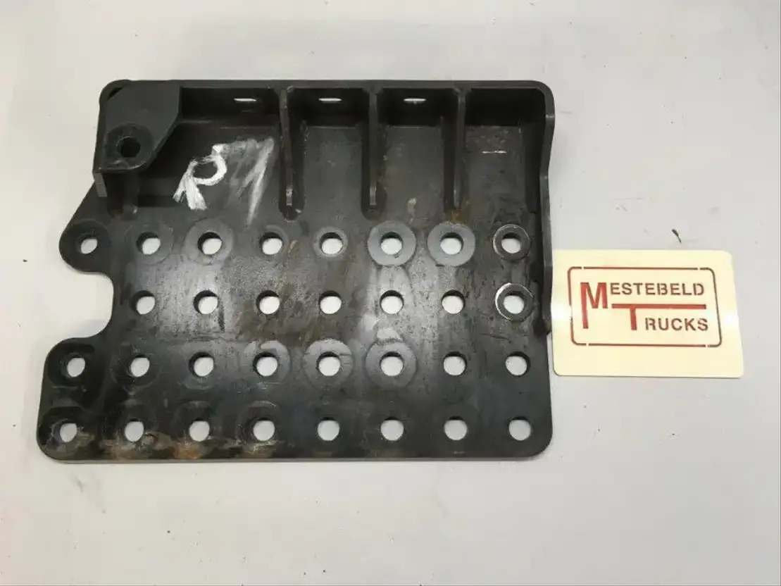 Mercedes-Benz Montagesteun rechts - Frame/ Châssis pour Camion: photos 1 Mercedes-Benz Montagesteun rechts - Frame/ Châssis pour Camion: photos 1