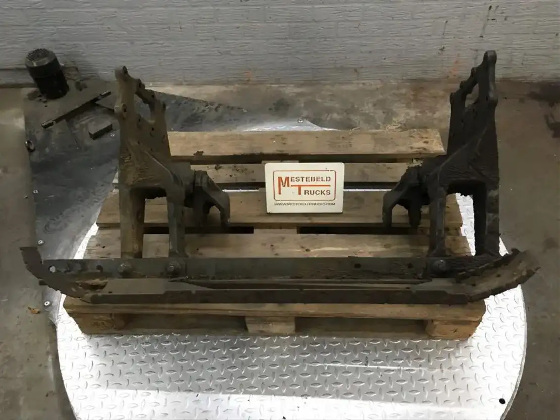 Mercedes-Benz Voorveersteun links / rechts - Frame/ Châssis pour Camion: photos 1 Mercedes-Benz Voorveersteun links / rechts - Frame/ Châssis pour Camion: photos 1