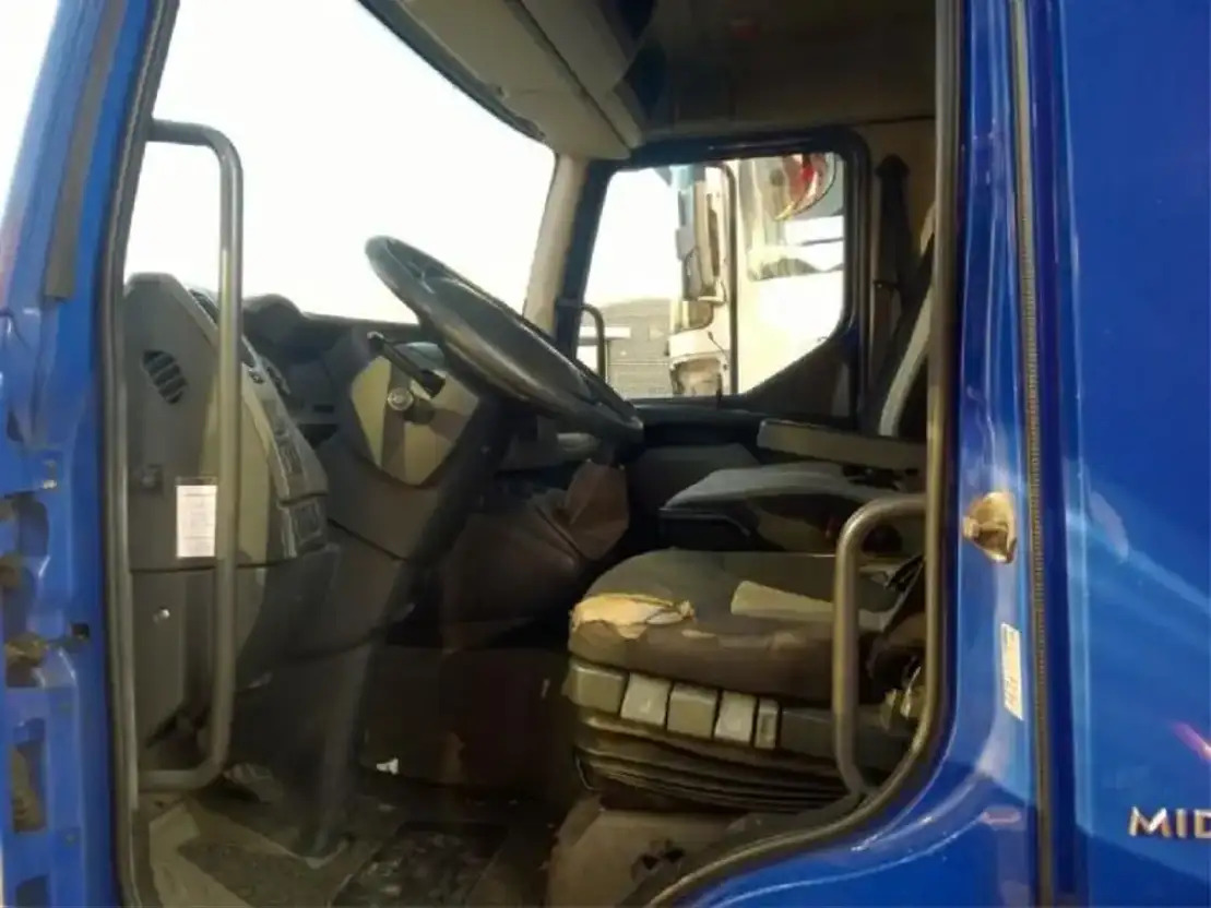 Renault C abine Midlum 220 DXI - Cabine pour Camion: photos 3 Renault C abine Midlum 220 DXI - Cabine pour Camion: photos 3