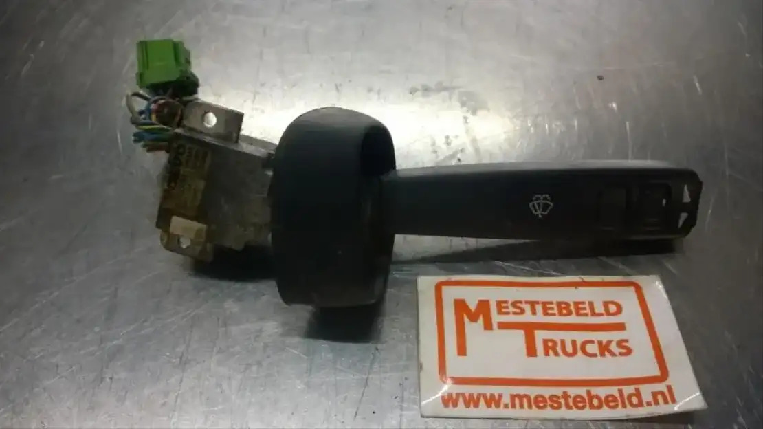 Volvo Stuurschakelaar ruitenwisser - Cabine et intérieur pour Camion: photos 1 Volvo Stuurschakelaar ruitenwisser - Cabine et intérieur pour Camion: photos 1