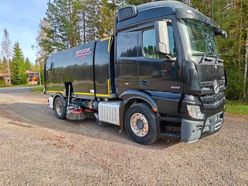 Brock SL280/2 MB Actros 1833 - Balayeuse de voirie: photos 1 Brock SL280/2 MB Actros 1833 - Balayeuse de voirie: photos 1