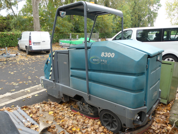 Balayeuse laveuse autoportée électrique Tennant 8300 - Balayeuse de voirie: photos 1 Balayeuse laveuse autoportée électrique Tennant 8300 - Balayeuse de voirie: photos 1