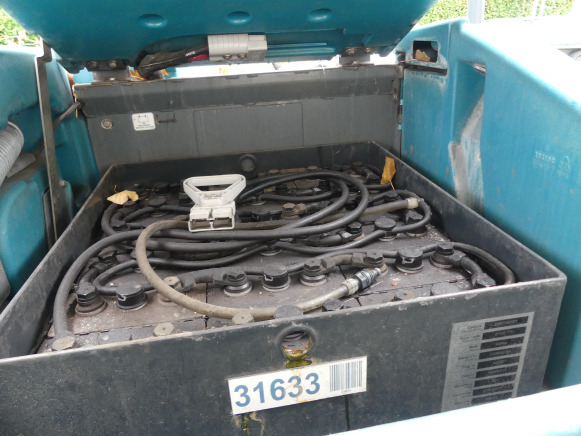 Balayeuse laveuse autoportée électrique Tennant 8300 - Balayeuse de voirie: photos 3 Balayeuse laveuse autoportée électrique Tennant 8300 - Balayeuse de voirie: photos 3