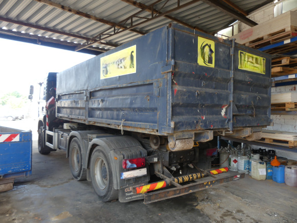 Camion porte container avec grue MAN TGA MH 26 FD (2005-455.395 km)(WMAH09ZZ96M427264) - Camion porte-conteneur/ Caisse mobile: photos 3 Camion porte container avec grue MAN TGA MH 26 FD (2005-455.395 km)(WMAH09ZZ96M427264) - Camion porte-conteneur/ Caisse mobile: photos 3