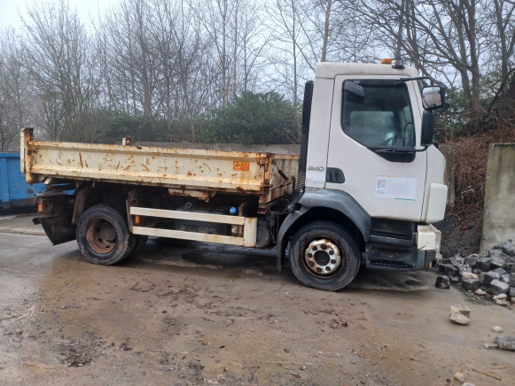 Camion tri benne Volvo FLL 42 12N2 5.0 (2009-88.795 km) - Camion plateau: photos 2 Camion tri benne Volvo FLL 42 12N2 5.0 (2009-88.795 km) - Camion plateau: photos 2