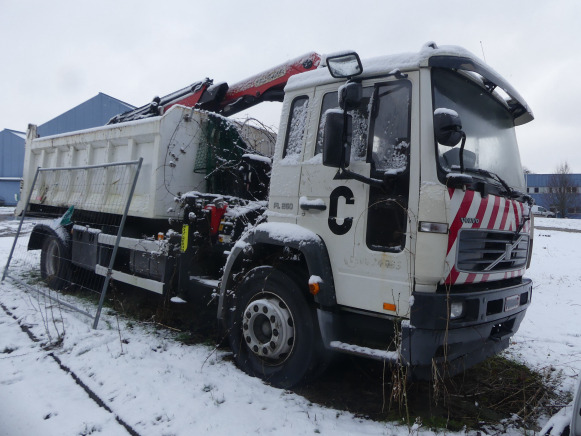 REF:Imat : PLI988 - Camion benne + grue auxiliaire Volvo FLE6E 19.0 (2004-216.733 km) - Camion benne, Camion grue: photos 2 REF:Imat : PLI988 - Camion benne + grue auxiliaire Volvo FLE6E 19.0 (2004-216.733 km) - Camion benne, Camion grue: photos 2
