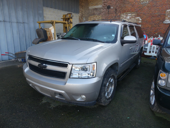 Voiture Chevrolet Suburban (2006-355.000 km) Numéro de châssis : 1GNFK16327J170092 - Kilométrage : 355000 - Utilitaire double cabine: photos 1 Voiture Chevrolet Suburban (2006-355.000 km) Numéro de châssis : 1GNFK16327J170092 - Kilométrage : 355000 - Utilitaire double cabine: photos 1