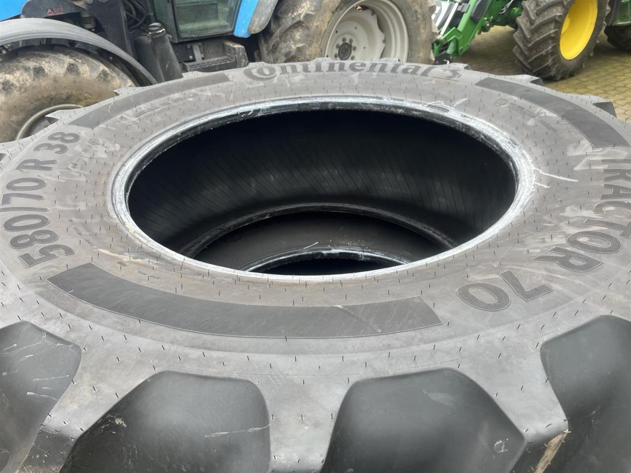 Continental 580/70R38 - Pneu pour Machine agricole: photos 3 Continental 580/70R38 - Pneu pour Machine agricole: photos 3