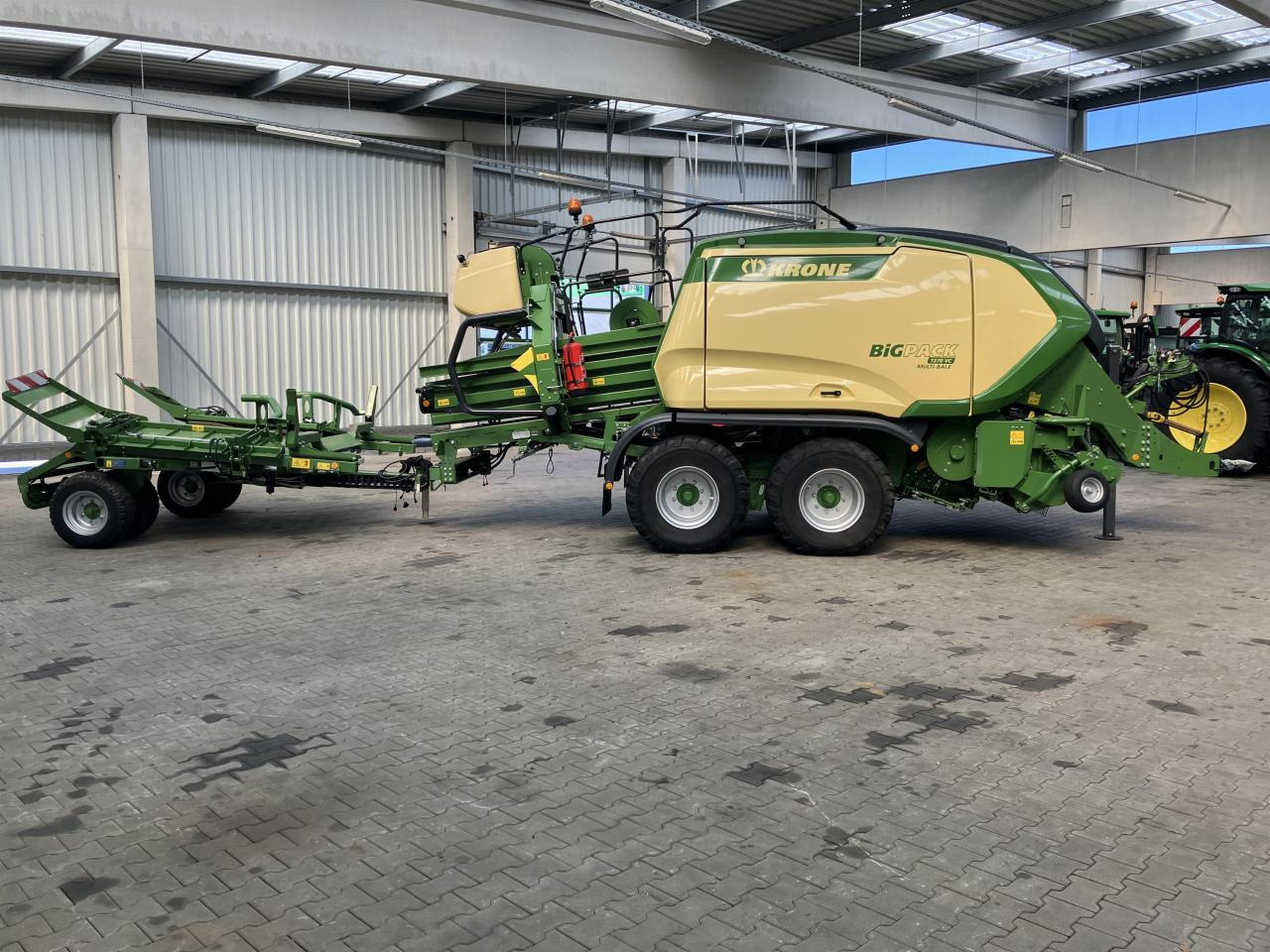 Krone Big Pack 1270 VC - Presse à balles cubiques: photos 1 Krone Big Pack 1270 VC - Presse à balles cubiques: photos 1