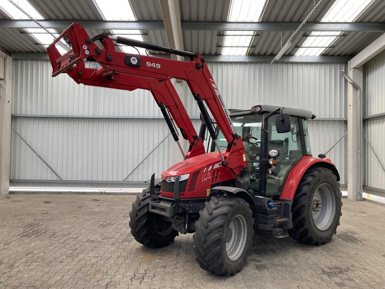 Massey Ferguson 5611 Dyna 4 - Tracteur agricole: photos 1 Massey Ferguson 5611 Dyna 4 - Tracteur agricole: photos 1