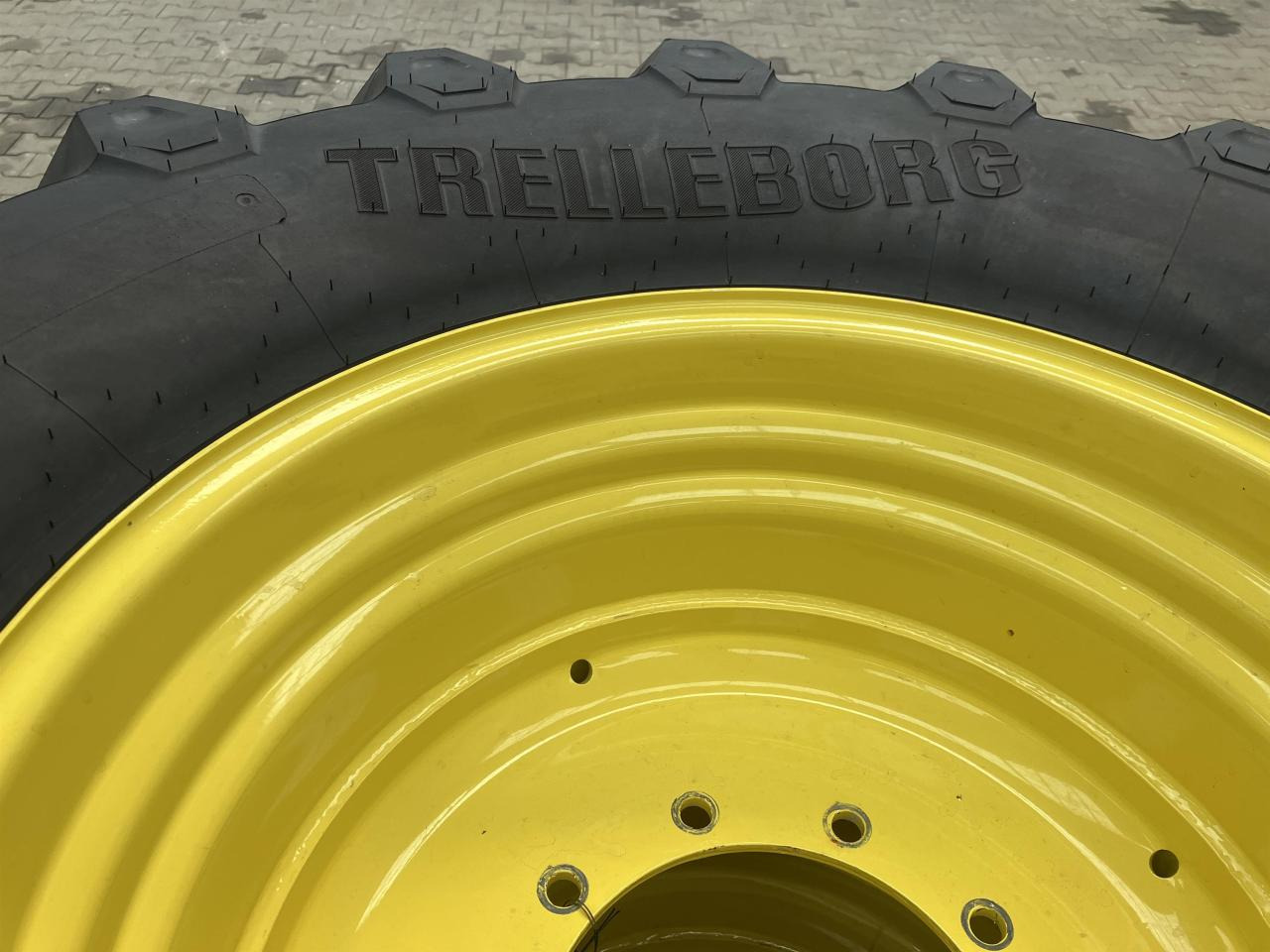 Trelleborg 600/65R28 - Pneu pour Machine agricole: photos 3 Trelleborg 600/65R28 - Pneu pour Machine agricole: photos 3