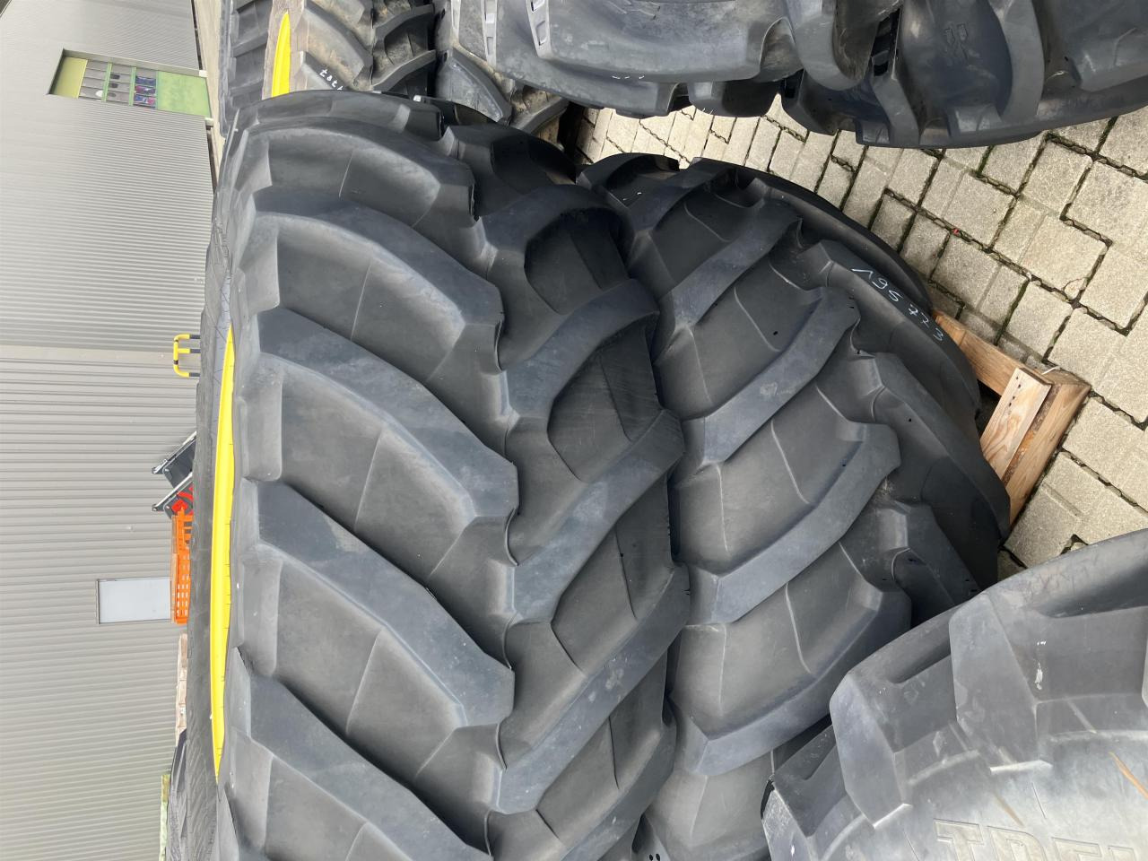 Trelleborg 710/75R42 - Pneu pour Machine agricole: photos 1 Trelleborg 710/75R42 - Pneu pour Machine agricole: photos 1