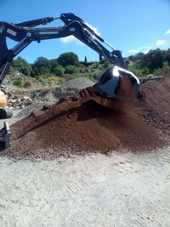 CM Crusher CBR 12 Screening Bucket - Godet pour Mini chargeuse: photos 4 CM Crusher CBR 12 Screening Bucket - Godet pour Mini chargeuse: photos 4