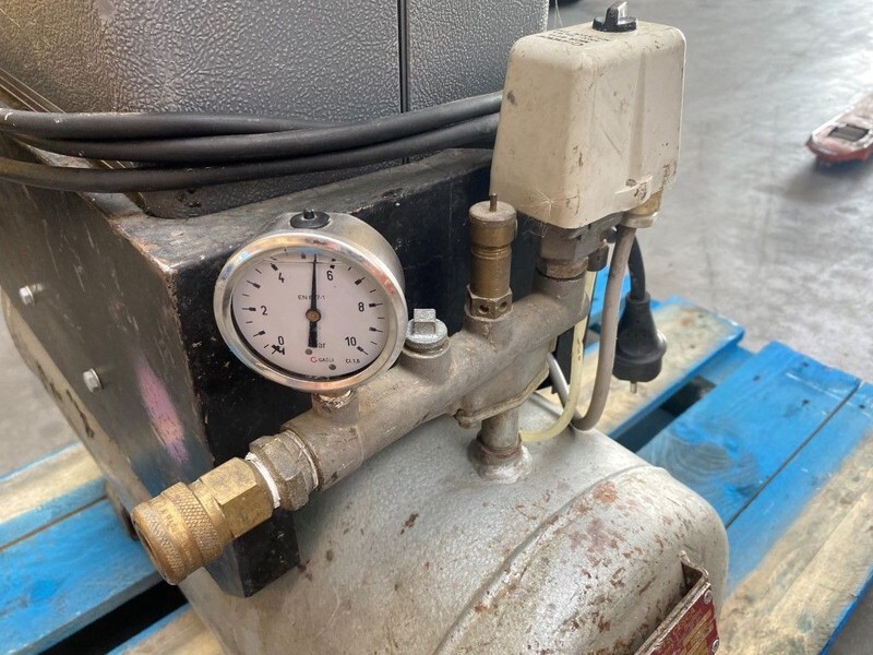 Atlas-Copco LXS 111 1.1 kW 10 bar 125 L / min zuigercompressor met 50 liter ketel - Compresseur d'air: photos 5 Atlas-Copco LXS 111 1.1 kW 10 bar 125 L / min zuigercompressor met 50 liter ketel - Compresseur d'air: photos 5