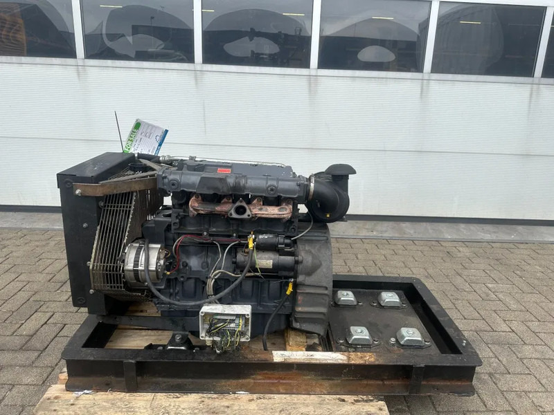 Deutz F4M 2011 Diesel motor 30 kW 39 PK bij 1500 rpm as New ! - Moteur pour Matériel de manutention: photos 3 Deutz F4M 2011 Diesel motor 30 kW 39 PK bij 1500 rpm as New ! - Moteur pour Matériel de manutention: photos 3