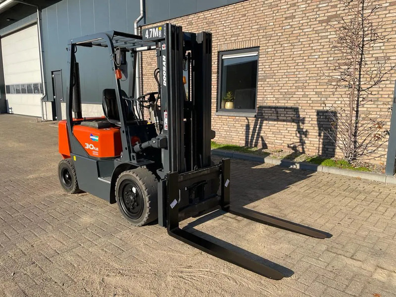 Doosan D30G Yanmar 3 ton Triplex Freelift Sideshift Diesel Heftruck 470 cm hefhoogte - Chariot élévateur diesel: photos 4 Doosan D30G Yanmar 3 ton Triplex Freelift Sideshift Diesel Heftruck 470 cm hefhoogte - Chariot élévateur diesel: photos 4
