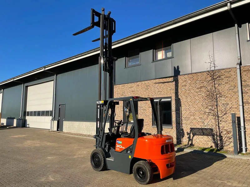 Chariot élévateur diesel Doosan D30G Yanmar 3 ton Triplex Freelift Sideshift Diesel Heftruck 470 cm hefhoogte: photos 9