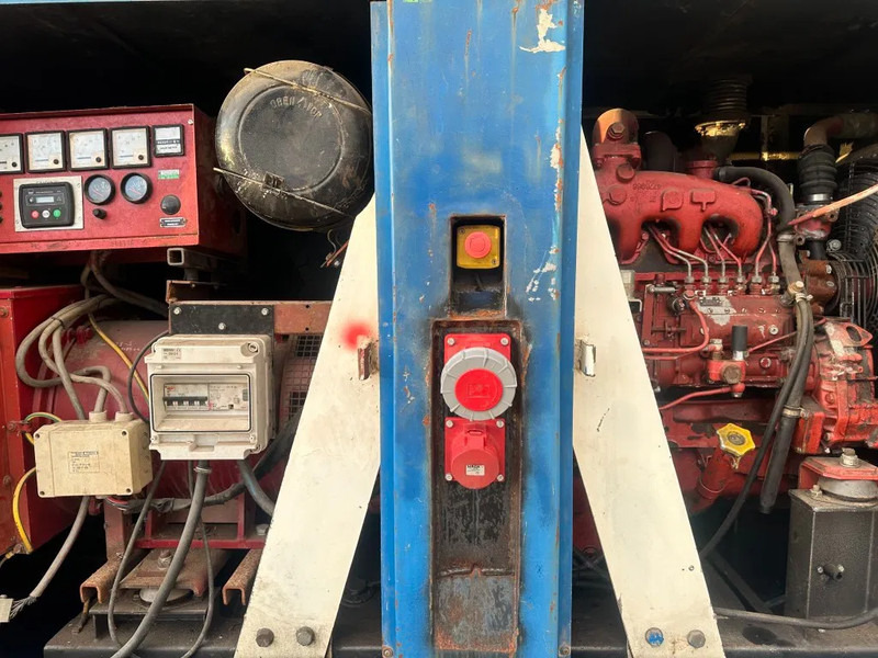 Groupe électrogène Iveco 8061 Leroy Somer 85 kVA Silent generatorset: photos 11