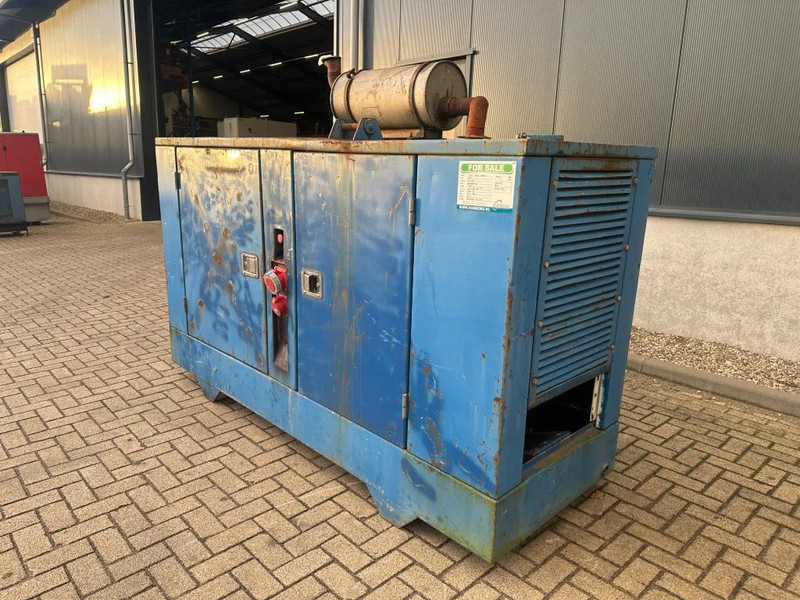 Groupe électrogène Iveco 8061 Leroy Somer 85 kVA Silent generatorset: photos 7