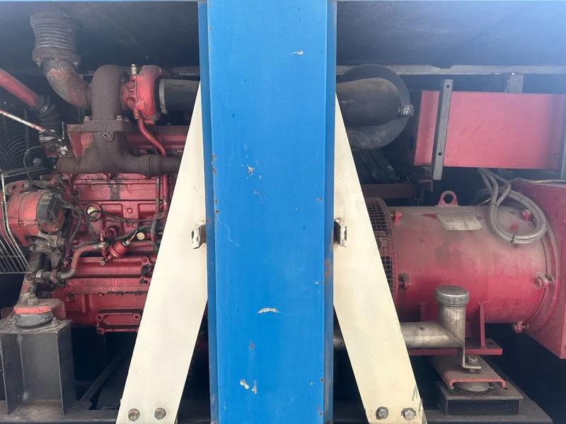 Groupe électrogène Iveco 8061 Leroy Somer 85 kVA Silent generatorset: photos 8
