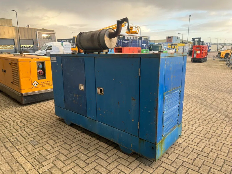 Groupe électrogène Iveco 8061 Leroy Somer 85 kVA Silent generatorset: photos 10