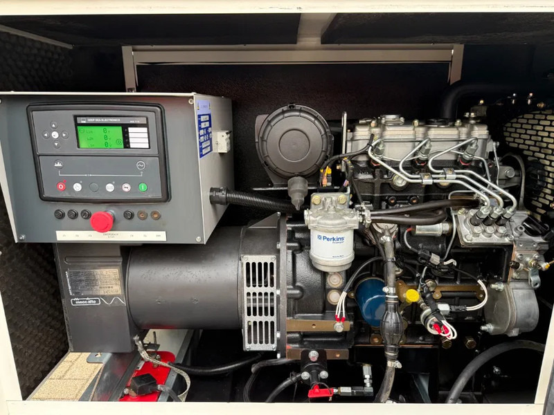 Perkins 403A-15 Mecc Alte Spa 17 kVA Silent generatorset as New ! 250 hours ! - Groupe électrogène: photos 2 Perkins 403A-15 Mecc Alte Spa 17 kVA Silent generatorset as New ! 250 hours ! - Groupe électrogène: photos 2