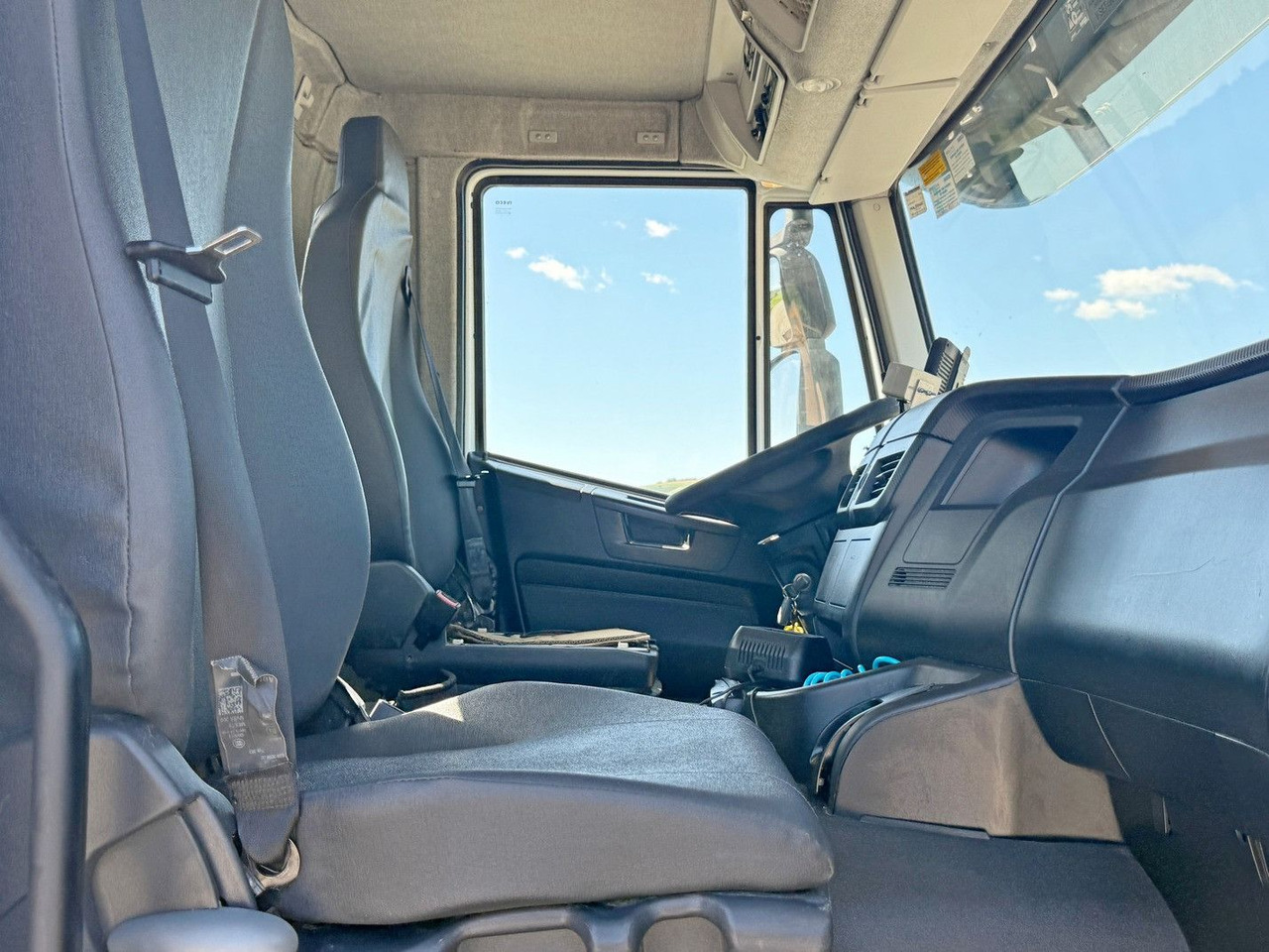 Camion benne, Camion grue Iveco TRAKKER 450 * FASSI F215A.0.22 + FUNK / 8x4 *TOP: photos 11 Camion benne, Camion grue Iveco TRAKKER 450 * FASSI F215A.0.22 + FUNK / 8x4 *TOP: photos 11