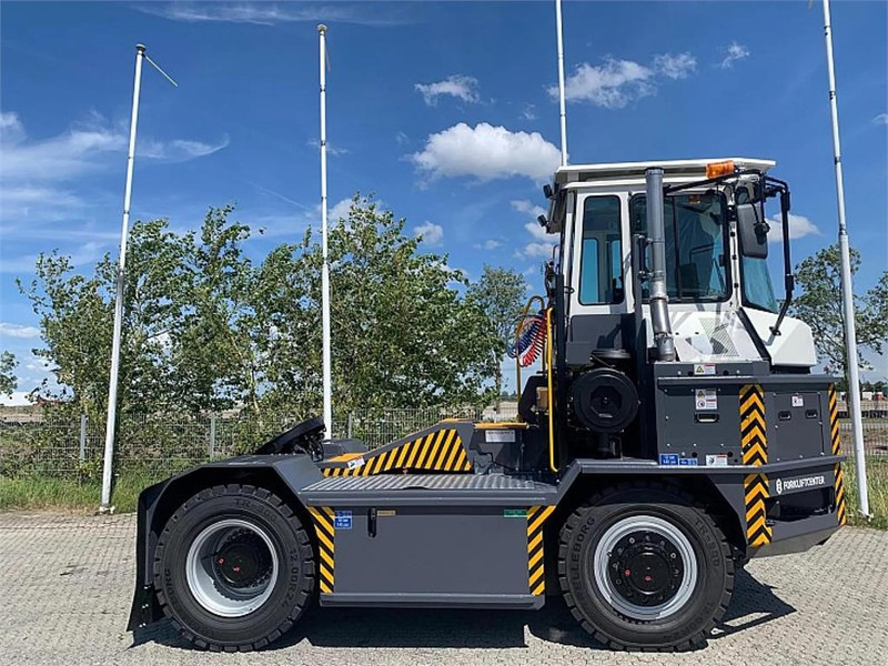 Mafi HD445 4x4 - Tracteur portuaire: photos 2 Mafi HD445 4x4 - Tracteur portuaire: photos 2